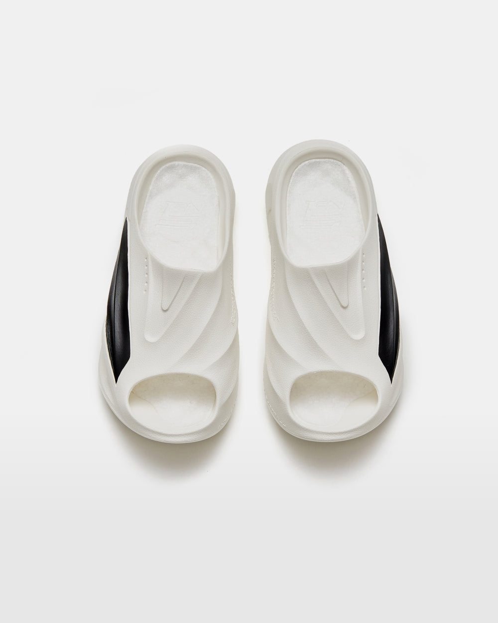 Anta Bubble Slides White / Black | VJF310897